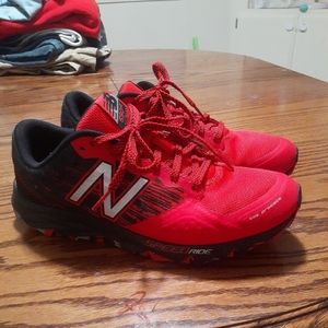 New Balance 690v2 Mens 8.5 Red Black